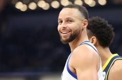 库里迎来十二赛季出色发挥，法国队观众热烈欢呼！