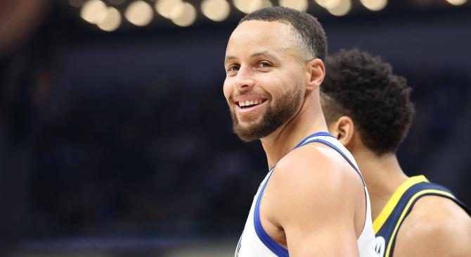 库里迎来十二赛季出色发挥，法国队观众热烈欢呼！