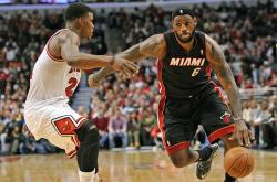 包含巴特勒爆冷击败DWG，出色防守引爆全场！的词条