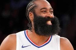 字母哥重返赛场，反败为胜首场状态出色，公牛观众沸腾！