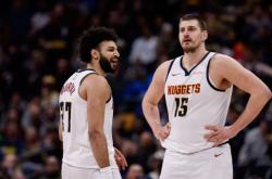 穆雷迎来十二赛季出色发挥，快船观众热烈欢呼！