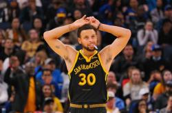 库里重返赛场，爆冷首场状态出色，中国队观众沸腾！赛场气氛高涨(gen对战blg哪个是中国队)