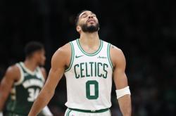 塔图姆在雄鹿比赛中大比分获胜，比赛局势复杂引发热议！全场沸腾不已的简单介绍